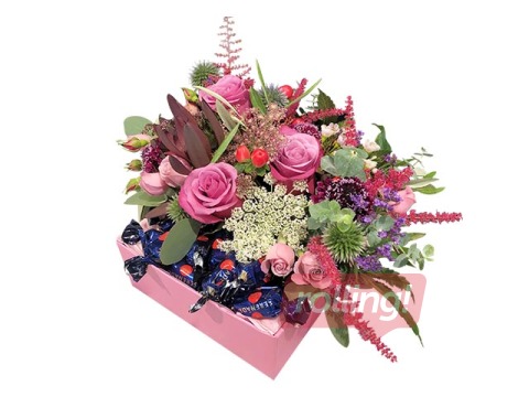 Flower arrangement in a box 