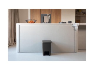 Pedaliga prügikast StepUp, tumehall, 25l