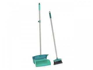 Brush with a scoop in a long handle with a closable lid LEIFHEIT