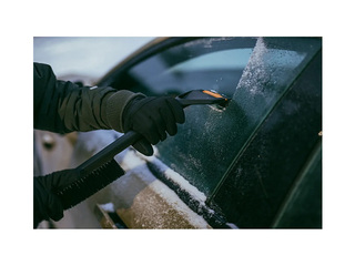 Снегощётка со скребком Fiskars, Solid, 46.8см