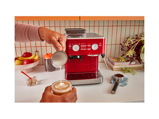 Кофемашина KitchenAid с кофемолкой, красная