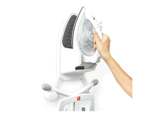 Triikimislaua ja triikraua hoidja Rayen, silikooniga, valge