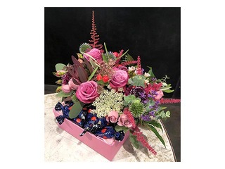 Flower arrangement in a box 